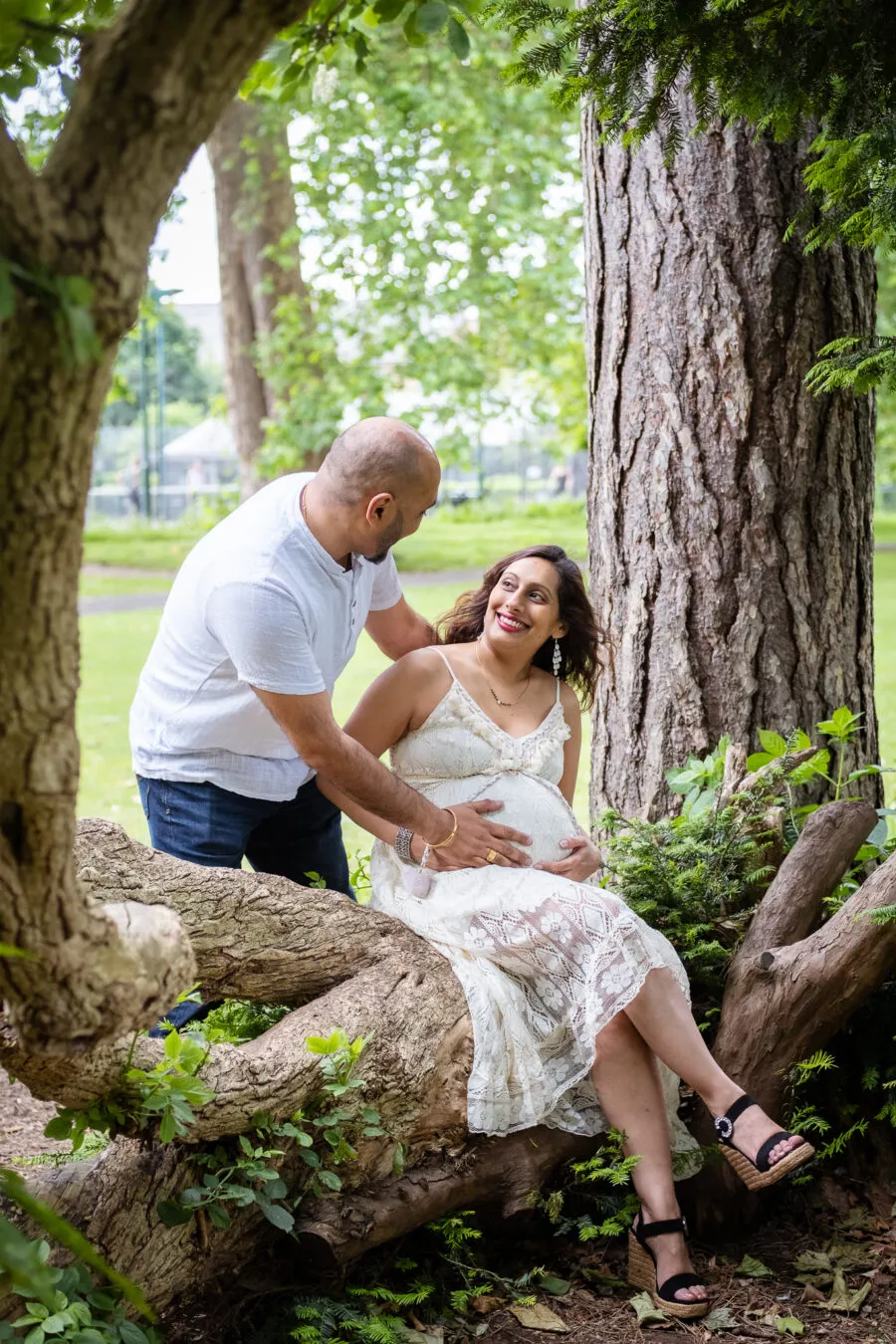 A couple expecting a baby, doing a maternity photoshoot