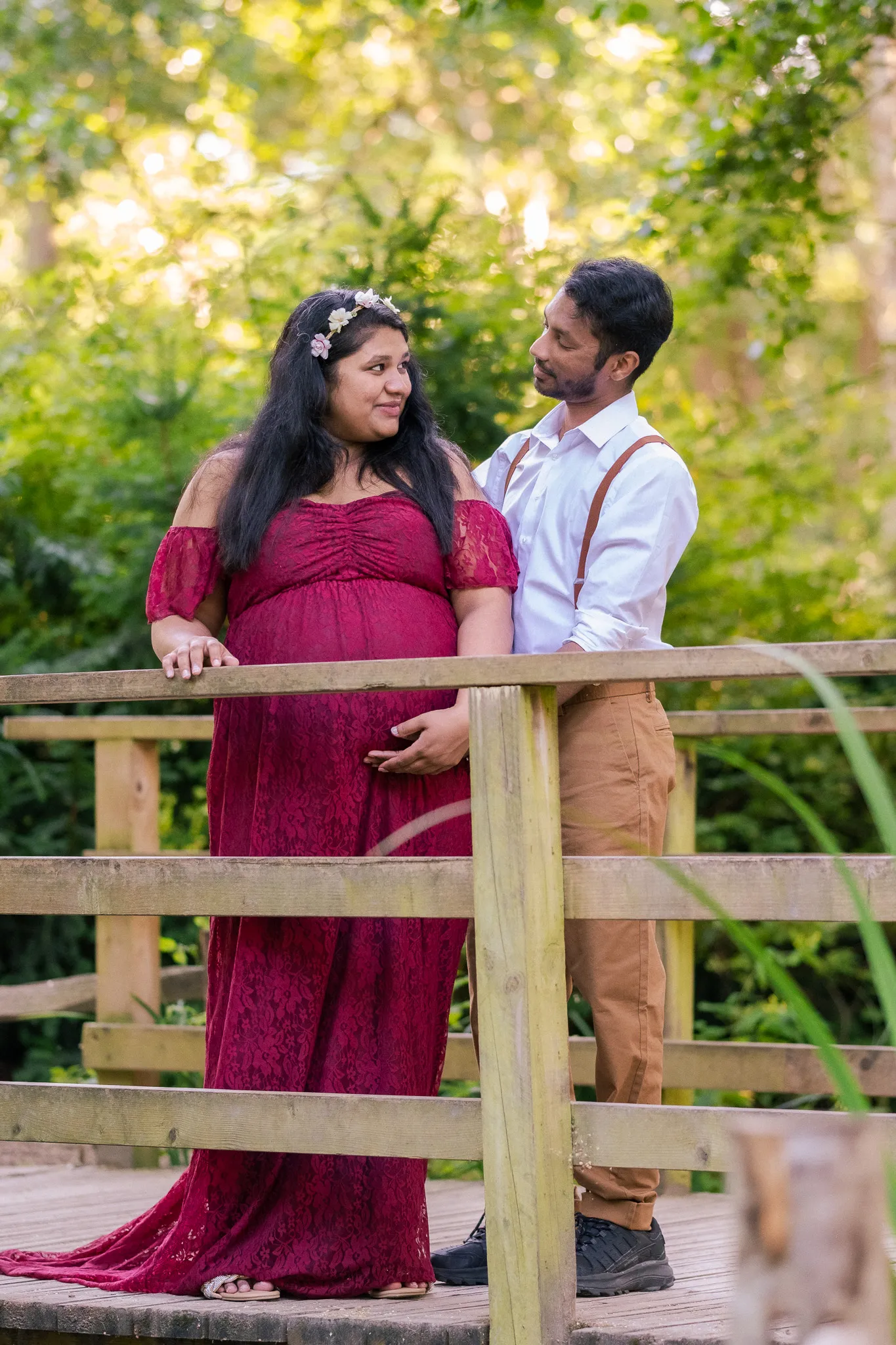 Couple expecting their first child, doing a photoshoot at Woodland gardens in Bushy park