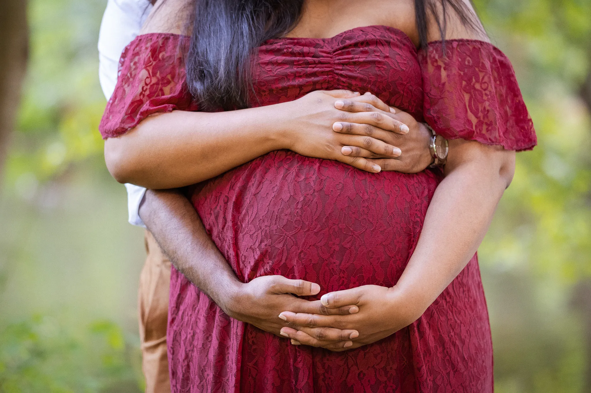 Couple expecting their first child, doing a photoshoot at Woodland gardens in Bushy park
