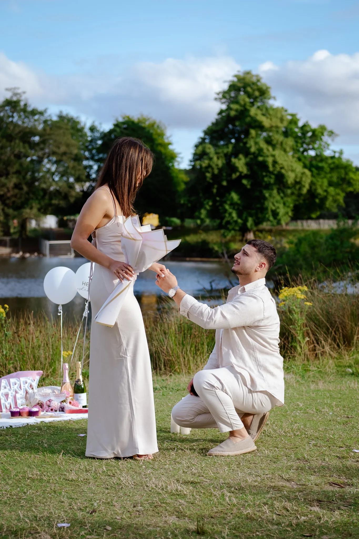 Man proposing to his girlfriend at Richmond park