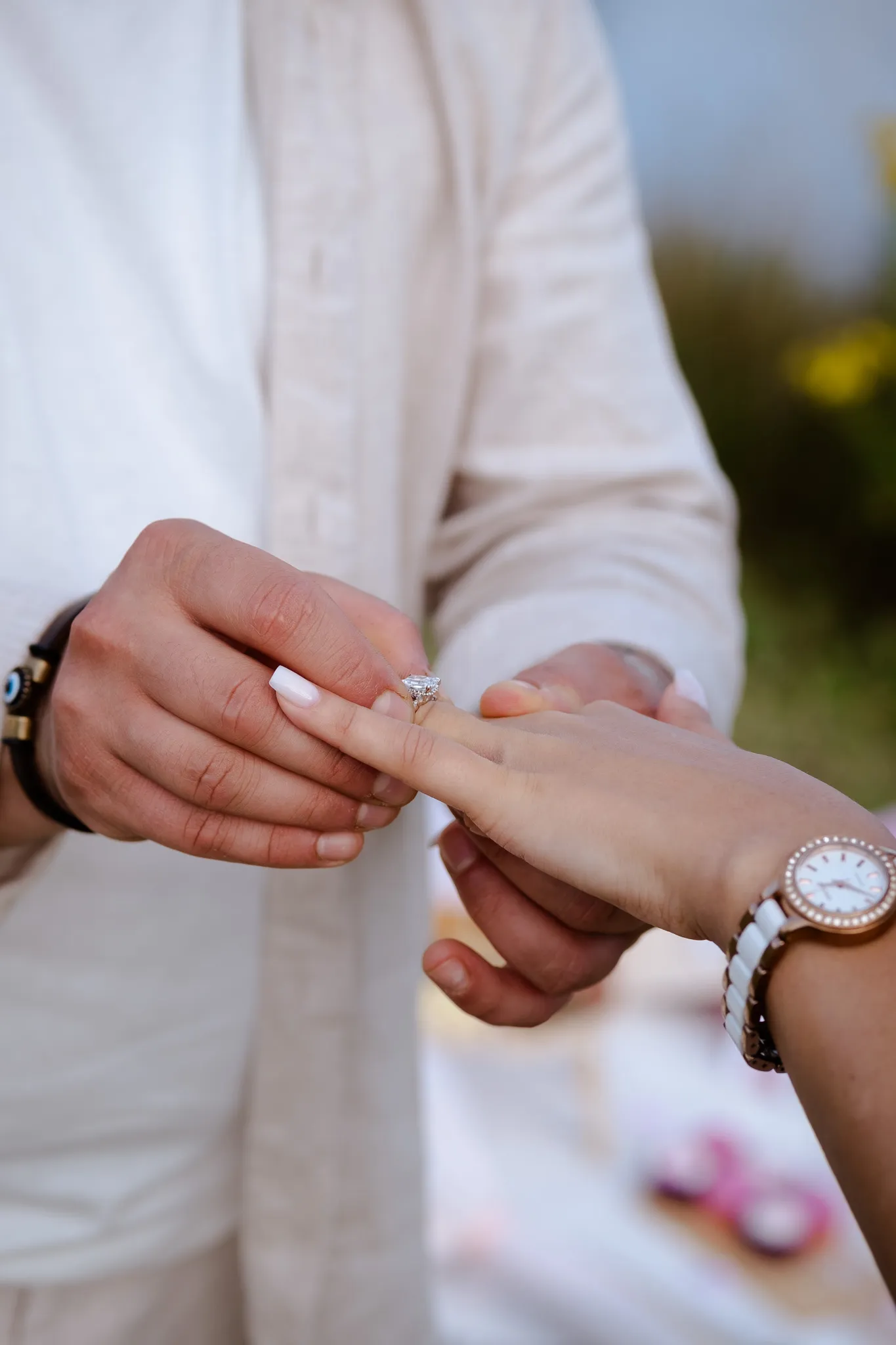 Man proposing to his girlfriend at Richmond park