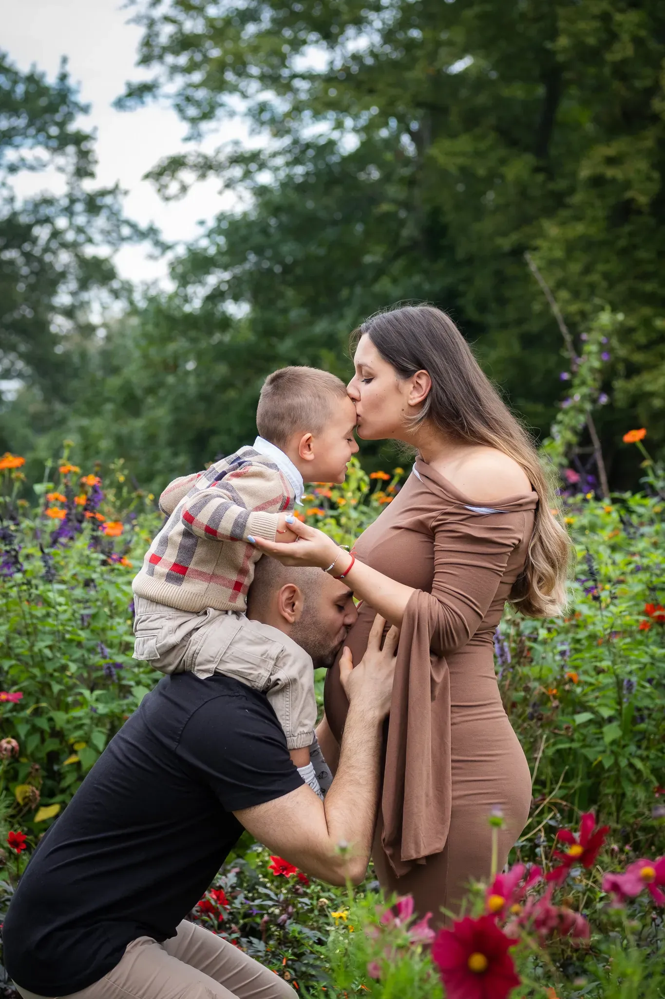 Maternity photoshoot for a family, in a park