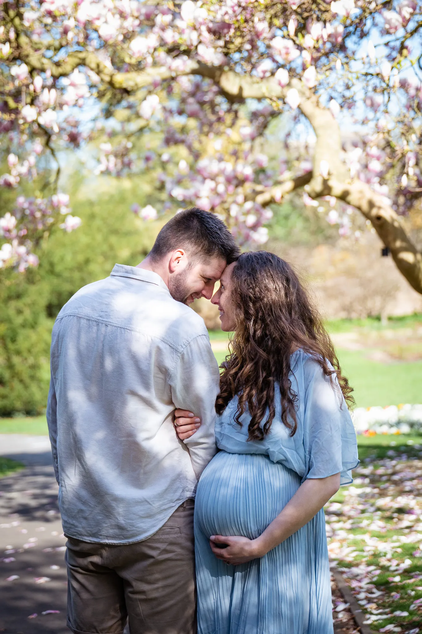Maternity photo session in Richmond Terrace Gardens, London, featuring a glowing expectant mother surrounded by lush greenery