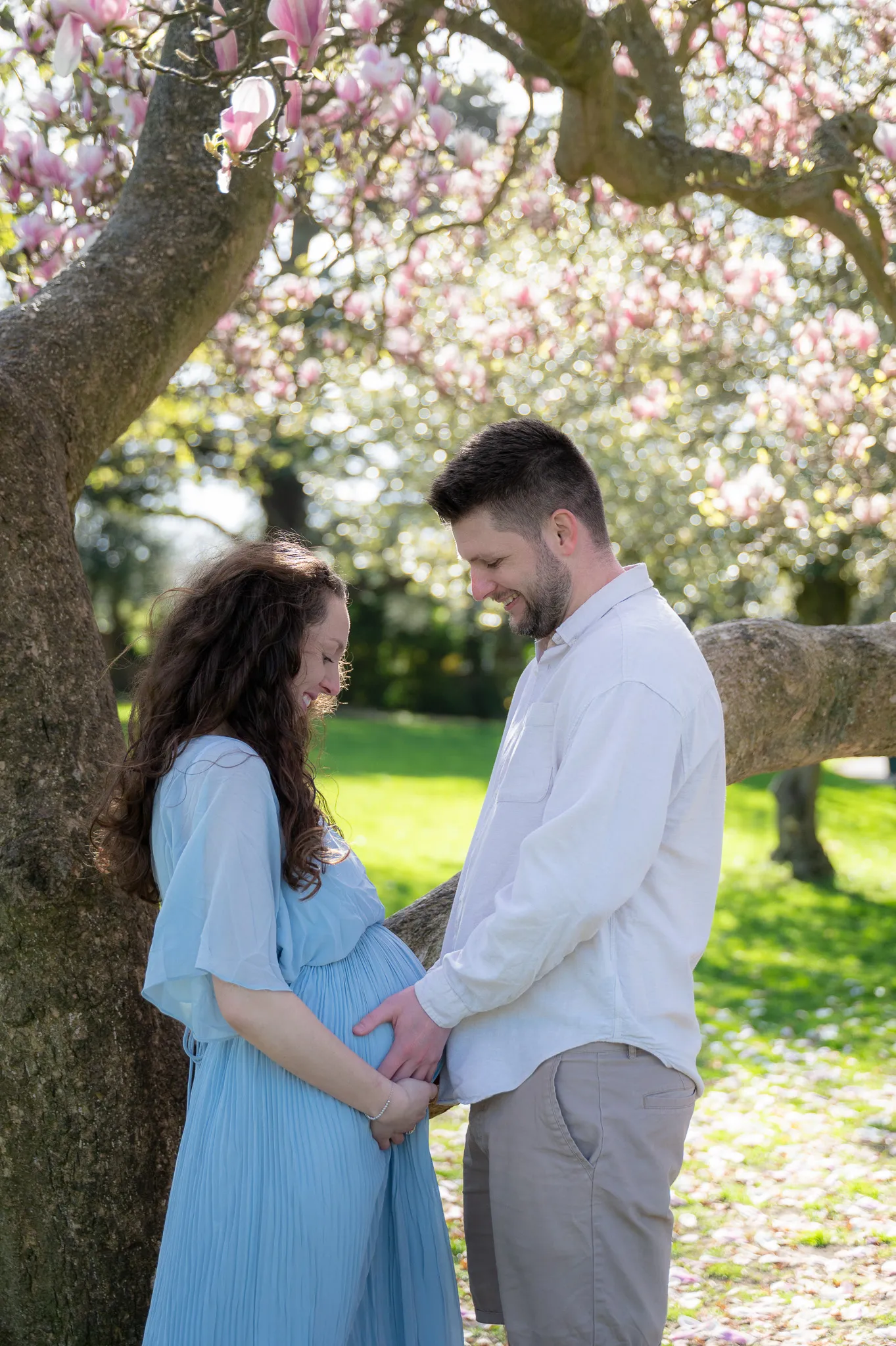 Maternity photo session in Richmond Terrace Gardens, London, featuring a glowing expectant mother surrounded by lush greenery