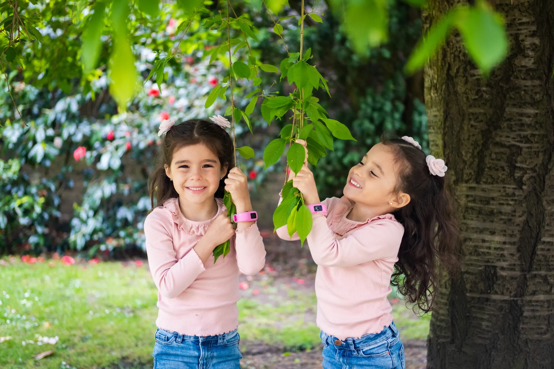 Twin girls for a family outdoor photo session from Mellsnap