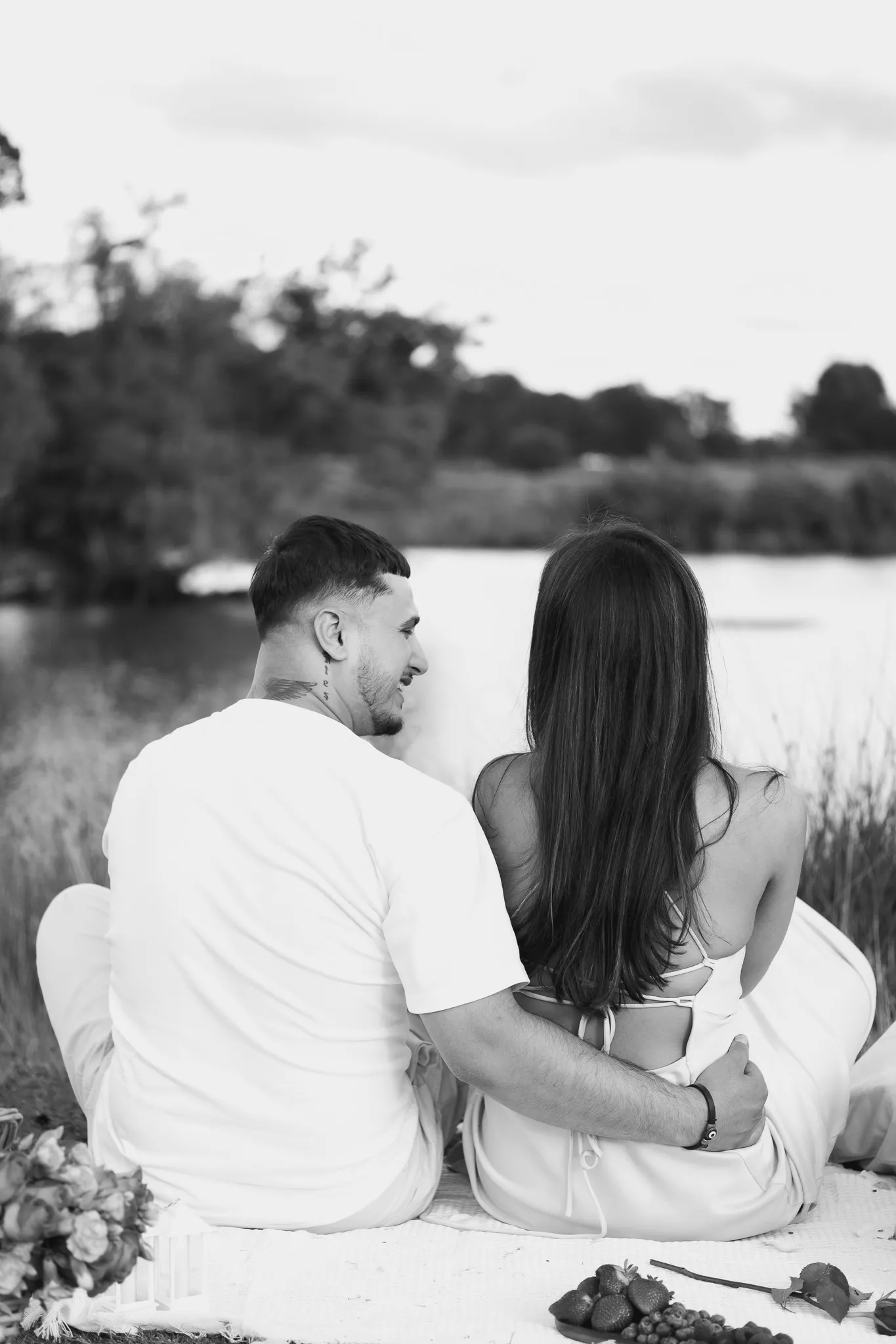 Proposal photoshoot for a couple in Richmond park