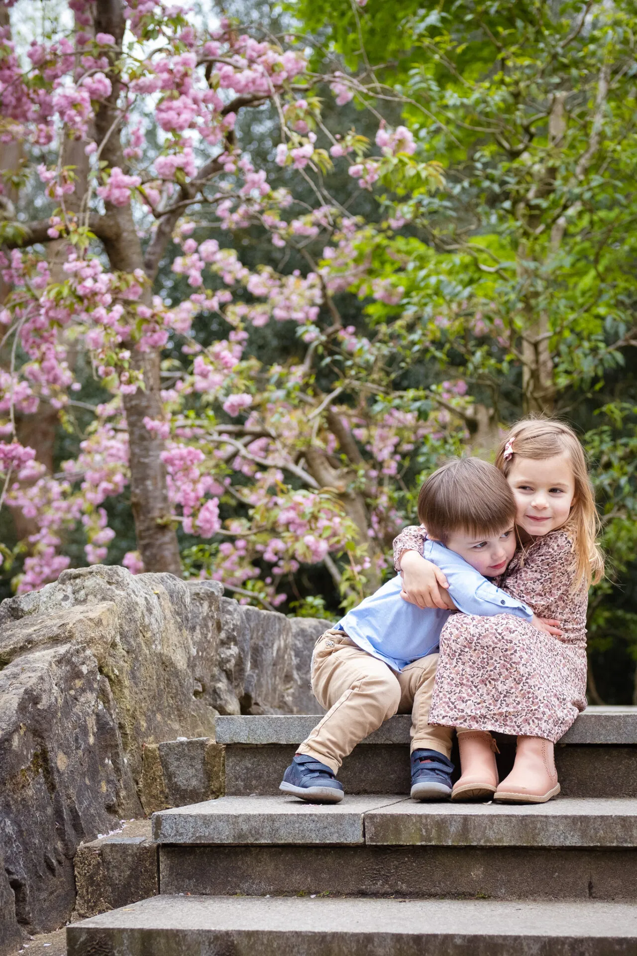 Two toddlers, brother and sister, photo session in Holland park, family outdoor photoshoot from Mellsnap