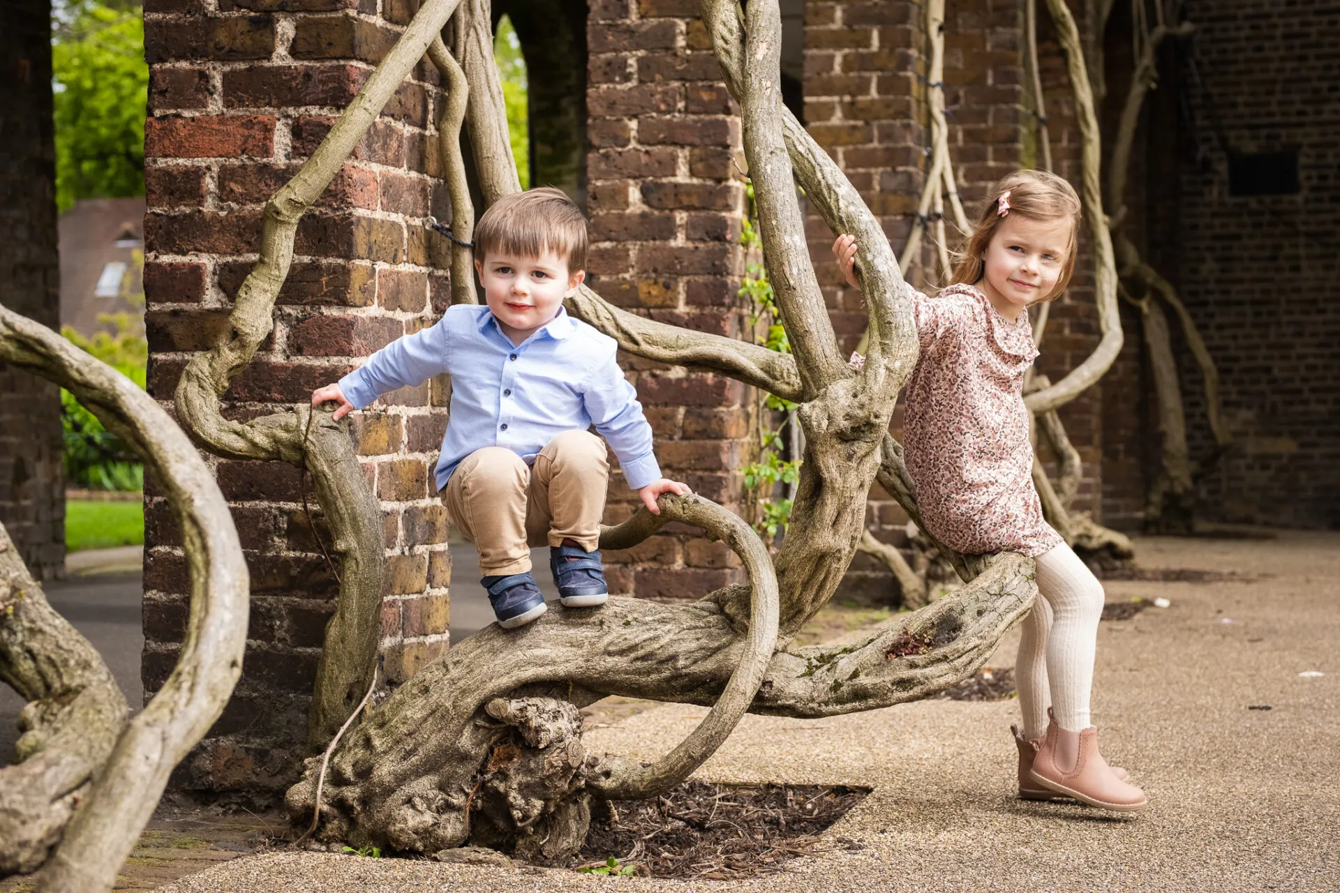 Two toddlers, brother and sister, photo session in Holland park, family outdoor photoshoot from Mellsnap