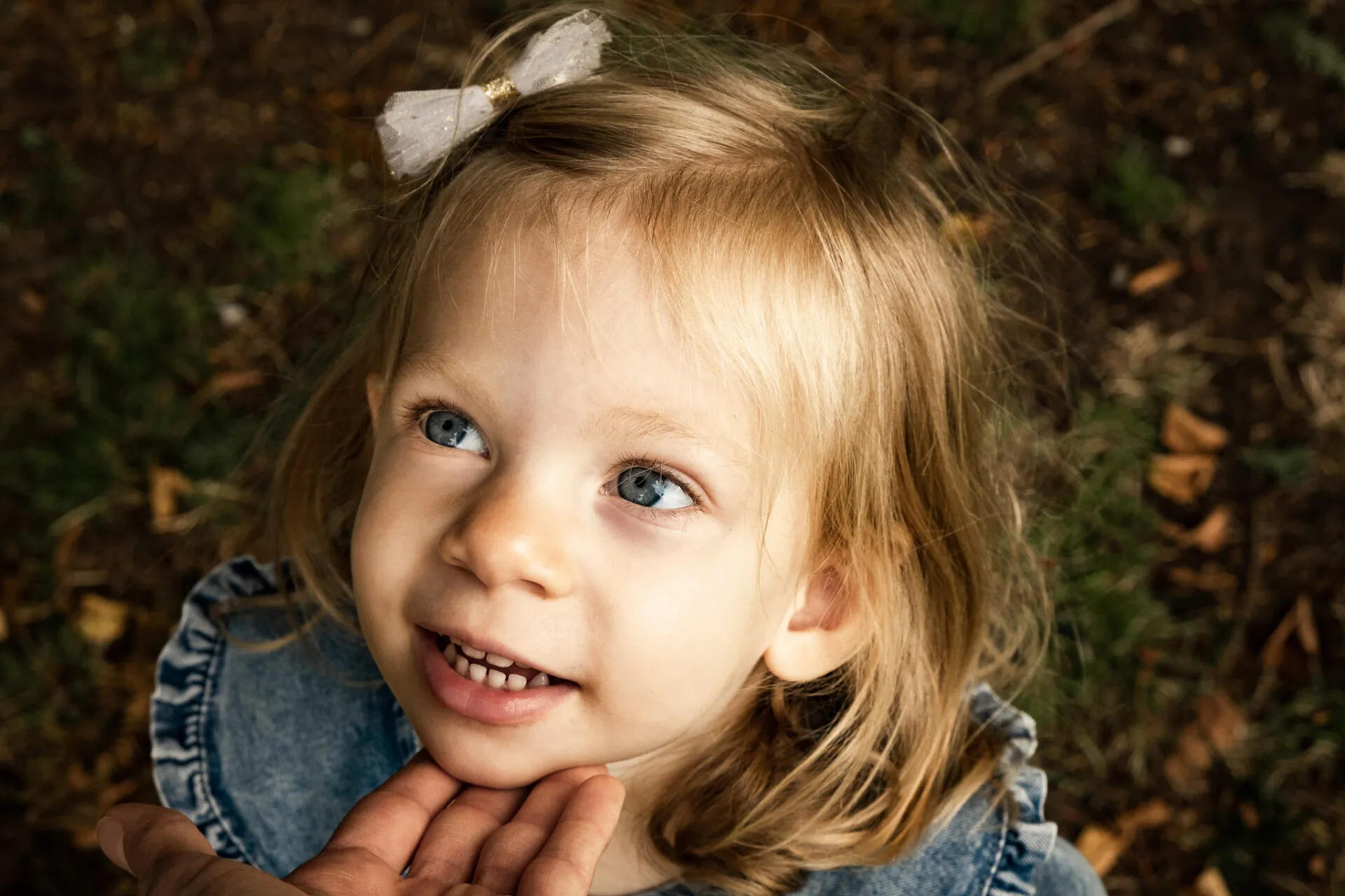 Little girl looking with her eyes up, children photography from Mellsnap