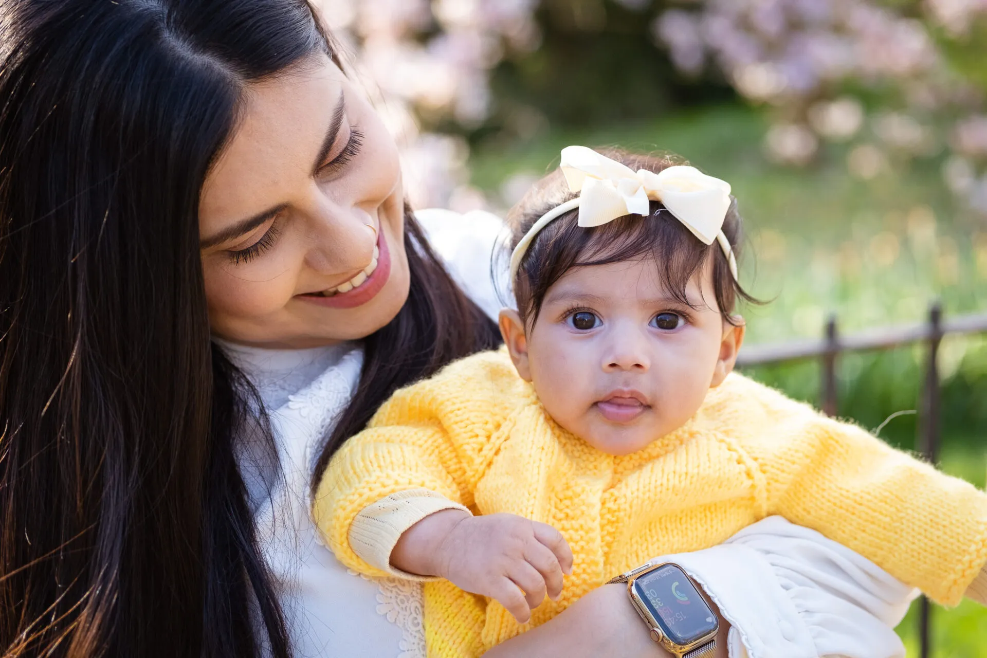 Little baby girl in yellow clothes, children photoshoot with Mellsnap. Outdoor family photo session in Hyde park