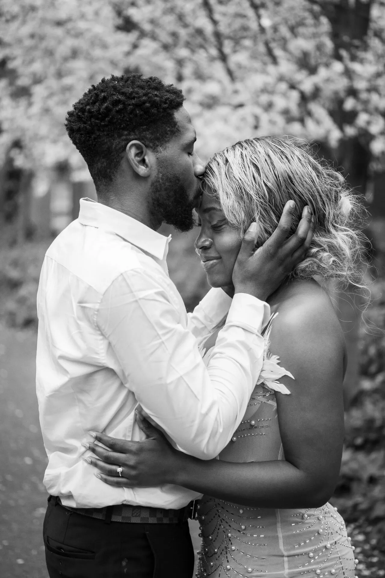 Black and white photo for a couple for a romantic photo session in Kingston Upon Thames, outdoor romantic photoshoot from MellSnap